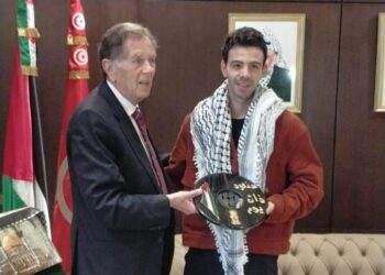 سفير دولة فلسطين بتونس يكرم مشجعا تونسيا رفع علم فلسطين داخل ملعب مونديال قطر