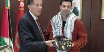 سفير دولة فلسطين بتونس يكرم مشجعا تونسيا رفع علم فلسطين داخل ملعب مونديال قطر