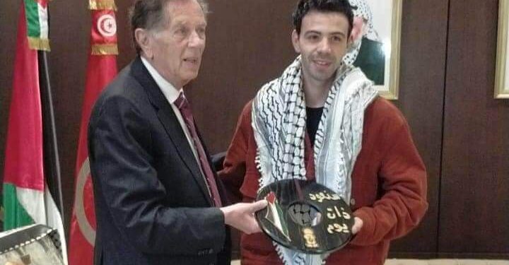 سفير دولة فلسطين بتونس يكرم مشجعا تونسيا رفع علم فلسطين داخل ملعب مونديال قطر