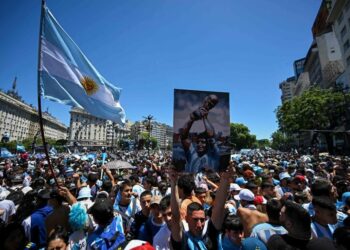 مئات الآلاف من الأرجنتينيين يشاهدون جولة ميسي ورفاقه لإستعراض كأس العالم