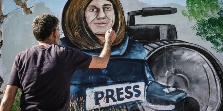 “الجزيرة” ترفع قضية أمام الجنائية الدولية ضد إسرائيل في إغتيال أبو عاقلة.. الرئاسة الفلسطينية: من حق مواطنينا اللجوء للقانون الدولي ضد الإحتلال.. ووزير إسرائيلي يدعو إلى سحب إعتماد صحفيو قناة الجزيرة