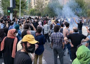 الحرس الثوري الإيراني يُهدد المحتجين: قوات الأمن لن ترحم “مثيري الشغب وقطاع الطرق والإرهابيين”وتشيد بدور القضاء