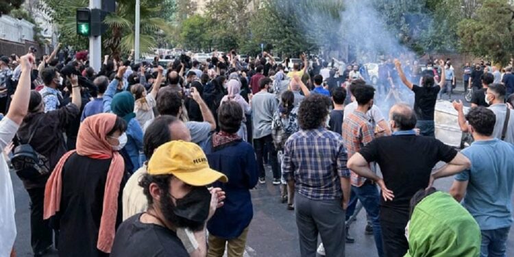 الحرس الثوري الإيراني يُهدد المحتجين: قوات الأمن لن ترحم “مثيري الشغب وقطاع الطرق والإرهابيين”وتشيد بدور القضاء