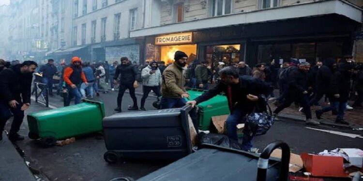 مقتل الأكراد بفرنسا تضع البلاد على صفيح ساخن.. المهاجم بمصحة نفسية وكان يريد قتل أجانب في الضواحي الباريسية أولا