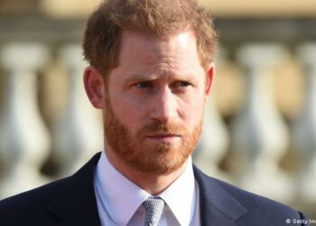 الأمير هاري: العائلة المالكة تلعب “لعبة قذرة” بتسريب القصص