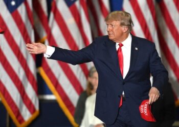 ترامب يدعو لإنهاء العمل بالدستور الأمريكي …!!!