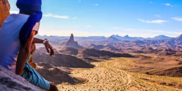 الجزائر تقرر منح التأشيرات لدى الوصول لتشجيع السياحة في الصحراء