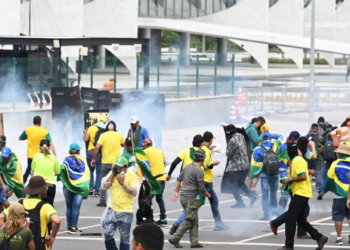 الشرطة تُخلي الكونغرس البرازيلي اقتحمه مُؤيّدون لبولسونارو واعتقال العشرات ودا سيلفا يفرض الطوارئ..