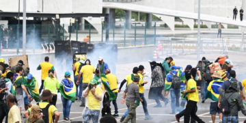 الشرطة تُخلي الكونغرس البرازيلي اقتحمه مُؤيّدون لبولسونارو واعتقال العشرات ودا سيلفا يفرض الطوارئ..