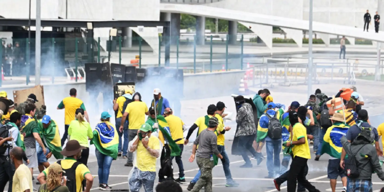 الشرطة تُخلي الكونغرس البرازيلي اقتحمه مُؤيّدون لبولسونارو واعتقال العشرات ودا سيلفا يفرض الطوارئ..