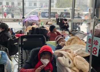 الصين تدعو «الصحة العالمية» إلى موقف علمي محايد بشأن «كوفيد»