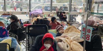 الصين تدعو «الصحة العالمية» إلى موقف علمي محايد بشأن «كوفيد»