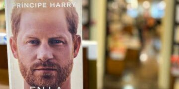 الأمير هاري يُواصل فتح النار وكشف المستور وترقّب لبث سلسلة المُقابلات التي هزّت العائلة البريطانية المالكة…!!!