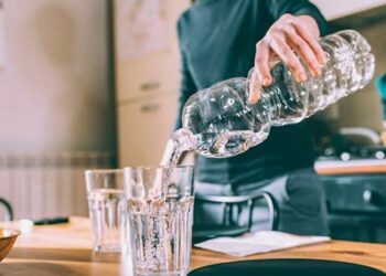 خبيرة تغذية تكشف فوائد كأس الماء “المثالي” قبل الفطور