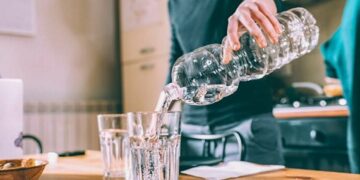 خبيرة تغذية تكشف فوائد كأس الماء “المثالي” قبل الفطور