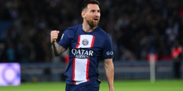 نظير تجديد عقده.. باريس سان جيرمان يغري ميسي براتب كبير