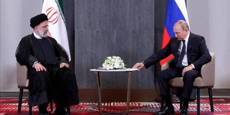 بوتين ورئيسي يبحثان مشاريع الطاقة والنقل في إتصال هاتفي.. ويعبران عن رغبتهما في “تطبيع” الوضع في سوريا