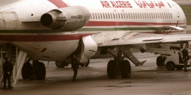 وصول طائرة إغاثة جزائرية على متنها 100 من رجال الإنقاذ إلى سوريا