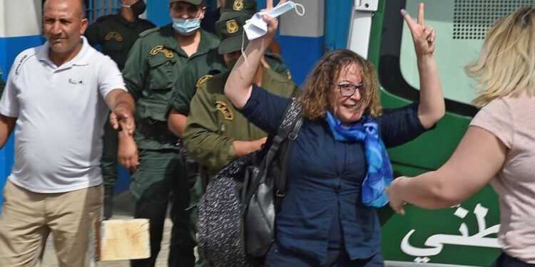 الناشطة الجزائرية أميرة بوراوي تعتذر لتونس بعد أزمة ترحيلها إلى فرنسا في عملية أثارت إحتجاجات السلطات الجزائرية