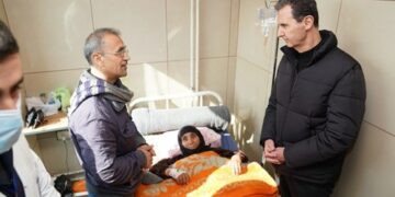 الرئيس الأسد وزوجته يزوران جرحى الزلزال في حلب