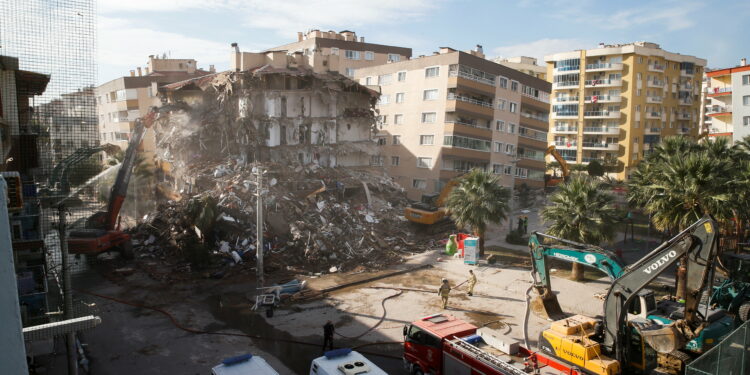 مئات القتلى والجرحى جراء زلزال مُدمر ضرب تركيا وسوريا.. أردوغان يرفع درجة التأهب والاسد يترأس إجتماعاً طارئاً لمجلس الوزراء لبحث ألأضرار…