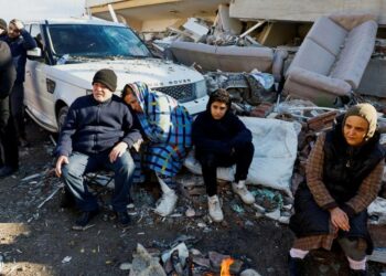 الفنانة سلاف فواخرجي وزوجها يتبرعان ب21 مليون ليرة لمتضرري الزلزال بسوريا