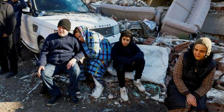 الفنانة سلاف فواخرجي وزوجها يتبرعان ب21 مليون ليرة لمتضرري الزلزال بسوريا