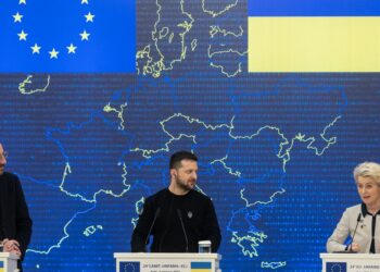 من بروكسل.. زيلينسكي يؤكّد لحُلفائه: “نحن نُدافع عنكم”.. ويناقش مع قادة الاتحاد الأوروبي تزويد أوكرانيا بمقاتلات ويدعو إلى دعم إنشاء محكمة خاصّة لمُحاكمة روسيا