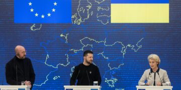 من بروكسل.. زيلينسكي يؤكّد لحُلفائه: “نحن نُدافع عنكم”.. ويناقش مع قادة الاتحاد الأوروبي تزويد أوكرانيا بمقاتلات ويدعو إلى دعم إنشاء محكمة خاصّة لمُحاكمة روسيا