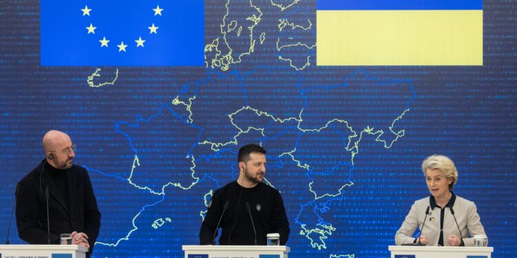 من بروكسل.. زيلينسكي يؤكّد لحُلفائه: “نحن نُدافع عنكم”.. ويناقش مع قادة الاتحاد الأوروبي تزويد أوكرانيا بمقاتلات ويدعو إلى دعم إنشاء محكمة خاصّة لمُحاكمة روسيا