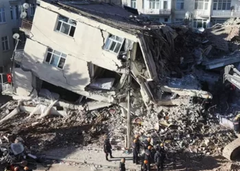 قتلى الزلزال المُدمّر في تركيا وسوريا يتجاوز 5000.. عائلات تحت الأنقاض وجُهود مُتواصلة للإنقاذ والعالم يستنفر…