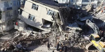 قتلى الزلزال المُدمّر في تركيا وسوريا يتجاوز 5000.. عائلات تحت الأنقاض وجُهود مُتواصلة للإنقاذ والعالم يستنفر…