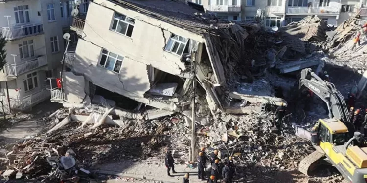 قتلى الزلزال المُدمّر في تركيا وسوريا يتجاوز 5000.. عائلات تحت الأنقاض وجُهود مُتواصلة للإنقاذ والعالم يستنفر…