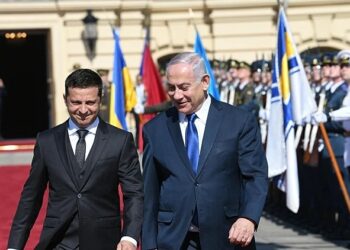 زيلينسكي يطلب لقاء نتنياهو في العاصمة كييف ومكتب رئيس الحكومة الإسرائيلية يدرس الأمر.. ويتهم روسيا بقتل مدنيين “بلا رحمة” في خيرسون