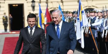 زيلينسكي يطلب لقاء نتنياهو في العاصمة كييف ومكتب رئيس الحكومة الإسرائيلية يدرس الأمر.. ويتهم روسيا بقتل مدنيين “بلا رحمة” في خيرسون