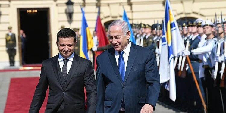 زيلينسكي يطلب لقاء نتنياهو في العاصمة كييف ومكتب رئيس الحكومة الإسرائيلية يدرس الأمر.. ويتهم روسيا بقتل مدنيين “بلا رحمة” في خيرسون