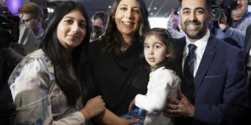 حمزة يوسف أول مسلم يفوز برئاسة وزراء اسكتلندا