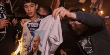 الخلافات والأزمات تقود إسرائيل للنفق المظلم وهرتسوج يدق ناقوس الخطر ويدعو الحكومة للتخلي عن تغييرات مثيرة للجدل