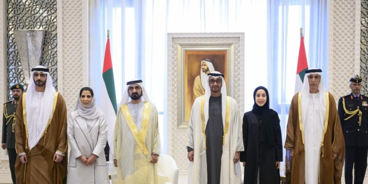 الإمارات .. رئيس الدولة ونائبه يشهدان أداء وزراء جدد بالحكومة اليمين القانونية