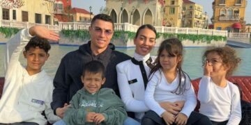 بند غريب في عقود العاملين مع رونالدو.. ممنوع كشف الأسرار قبل 70 عاماًوتأقلم سريع لأبنائه وجورينا بالمملكة العربية السعودية