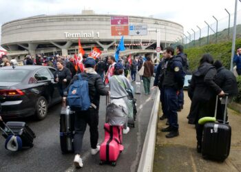 الإحتجاجات تعم فرنسا مع تمسك ماكرون بقانون التقاعد