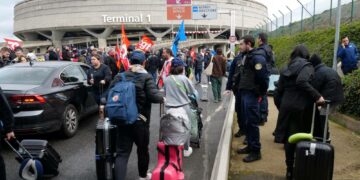 الإحتجاجات تعم فرنسا مع تمسك ماكرون بقانون التقاعد