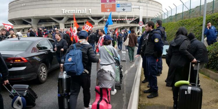 الإحتجاجات تعم فرنسا مع تمسك ماكرون بقانون التقاعد