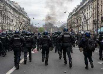 فرنسا.. تصاعد الإحتجاجات ضد تعديل نظام التقاعد