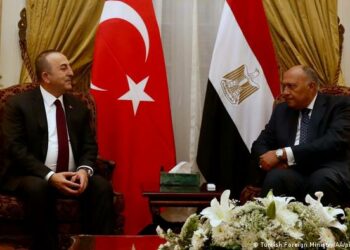 أول محادثات بين وزيري خارجية مصر وتركيا في القاهرة منذ عشر سنوات.. وشكري يؤكد أن إمكانية إعادة العلاقات إلى مُستوى السّفراء ستُجرى “في الوقت المُلائم”