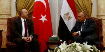 أول محادثات بين وزيري خارجية مصر وتركيا في القاهرة منذ عشر سنوات.. وشكري يؤكد أن إمكانية إعادة العلاقات إلى مُستوى السّفراء ستُجرى “في الوقت المُلائم”