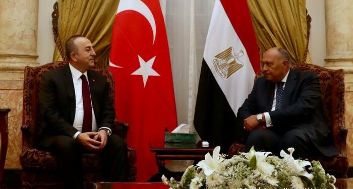 أول محادثات بين وزيري خارجية مصر وتركيا في القاهرة منذ عشر سنوات.. وشكري يؤكد أن إمكانية إعادة العلاقات إلى مُستوى السّفراء ستُجرى “في الوقت المُلائم”