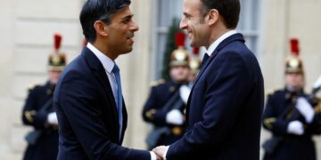 في قمة فرنسية بريطانية لأول مرة منذ 2018.. سوناك وماكرون يبحثان الهجرة وأوكرانيا مع فتح صفحة جديدة في علاقات البلدين