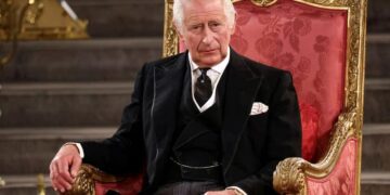 تظاهرات باريس تخيب أمل تشارلز.. «ألغت أول زيارة له بصفته ملكاً»