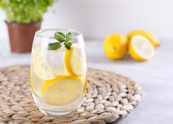 فوائد شرب الليمون مع الماء كل صباح